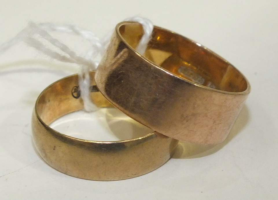 Two 9ct gold wedding bands, sizes X and Y, 11.2g.