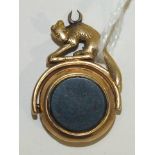 An unmarked yellow-metal-mounted swivel fob set bloodstone/chalcedony surmounted by a small