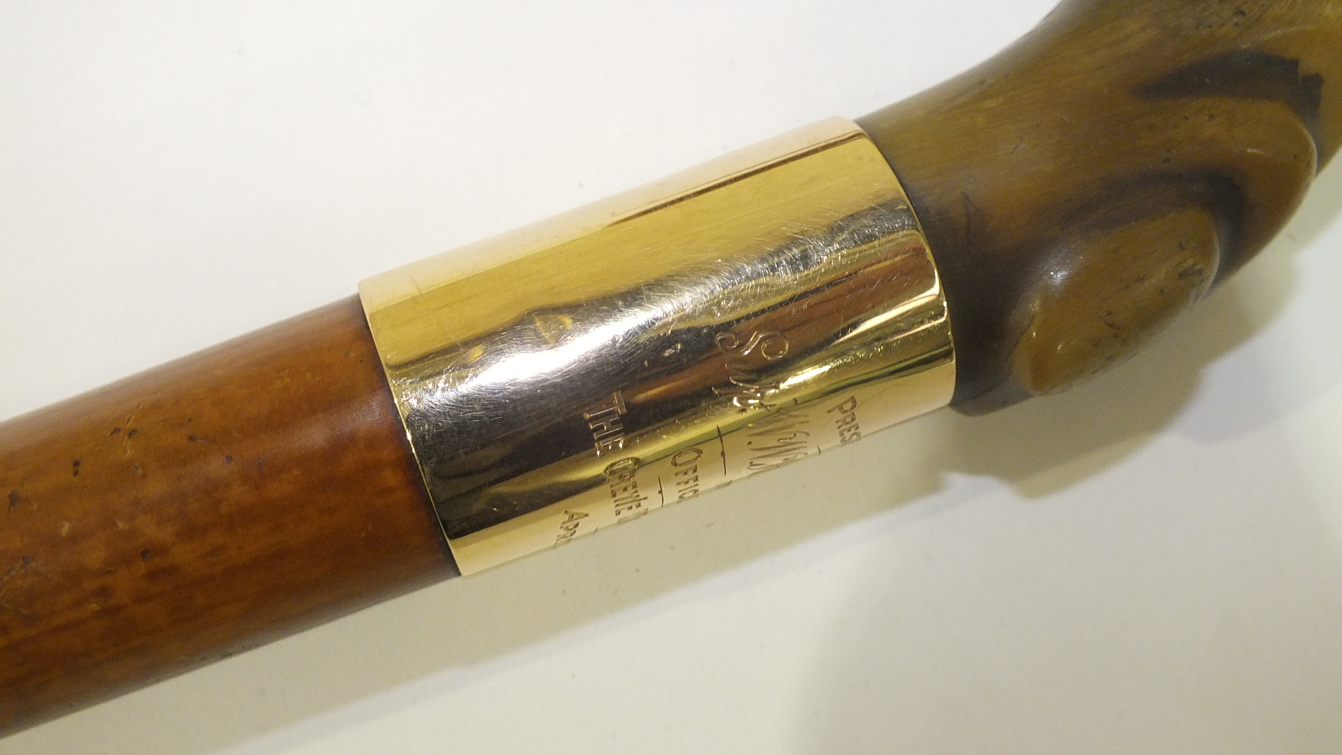 A horn-handled walking stick with yellow metal mounts, inscribed Presented to Supt WWH Warneford - Image 5 of 7