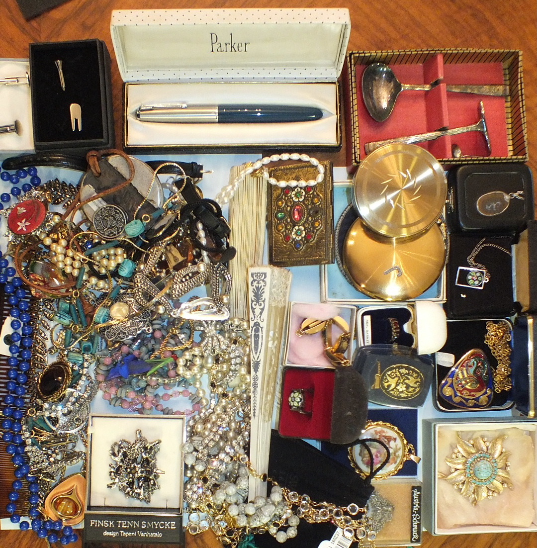 A quantity of costume jewellery.