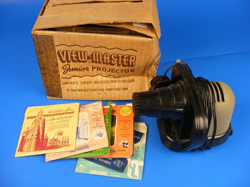 A boxed View master junior projector with various sets include