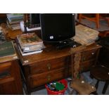 An Oak dressing table