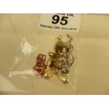 Sox pairs of 9ct/14ct Gold earrings