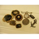 A selection of antique sentimental mourning jewellery (examine)