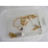 A quantity of gold items of jewellery (various carats)