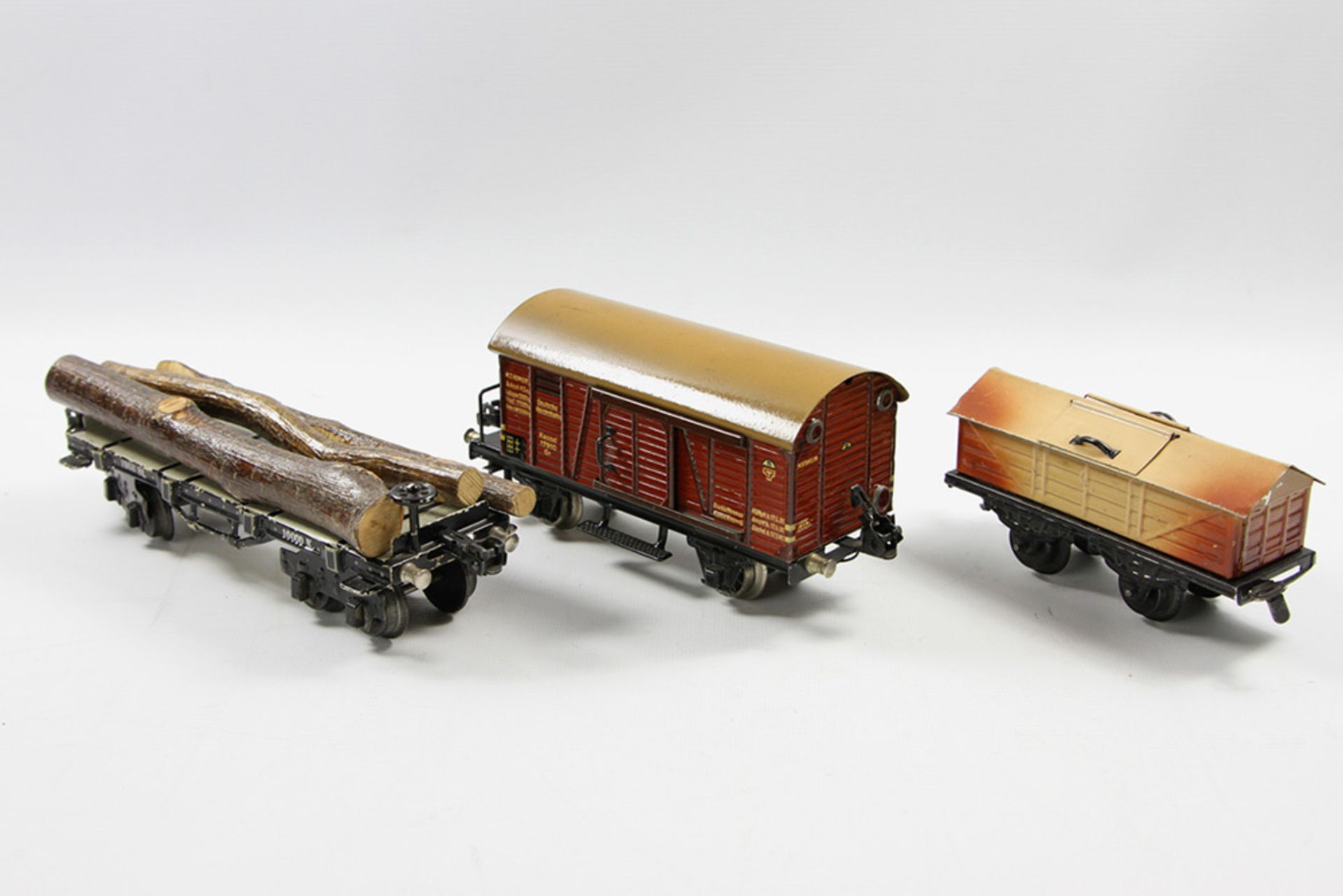 MÄRKLIN Güterwagen Nr. 17910 und Rungenwagen 1953 St., Spur 0, Blech, grau/weiß und braun-rot