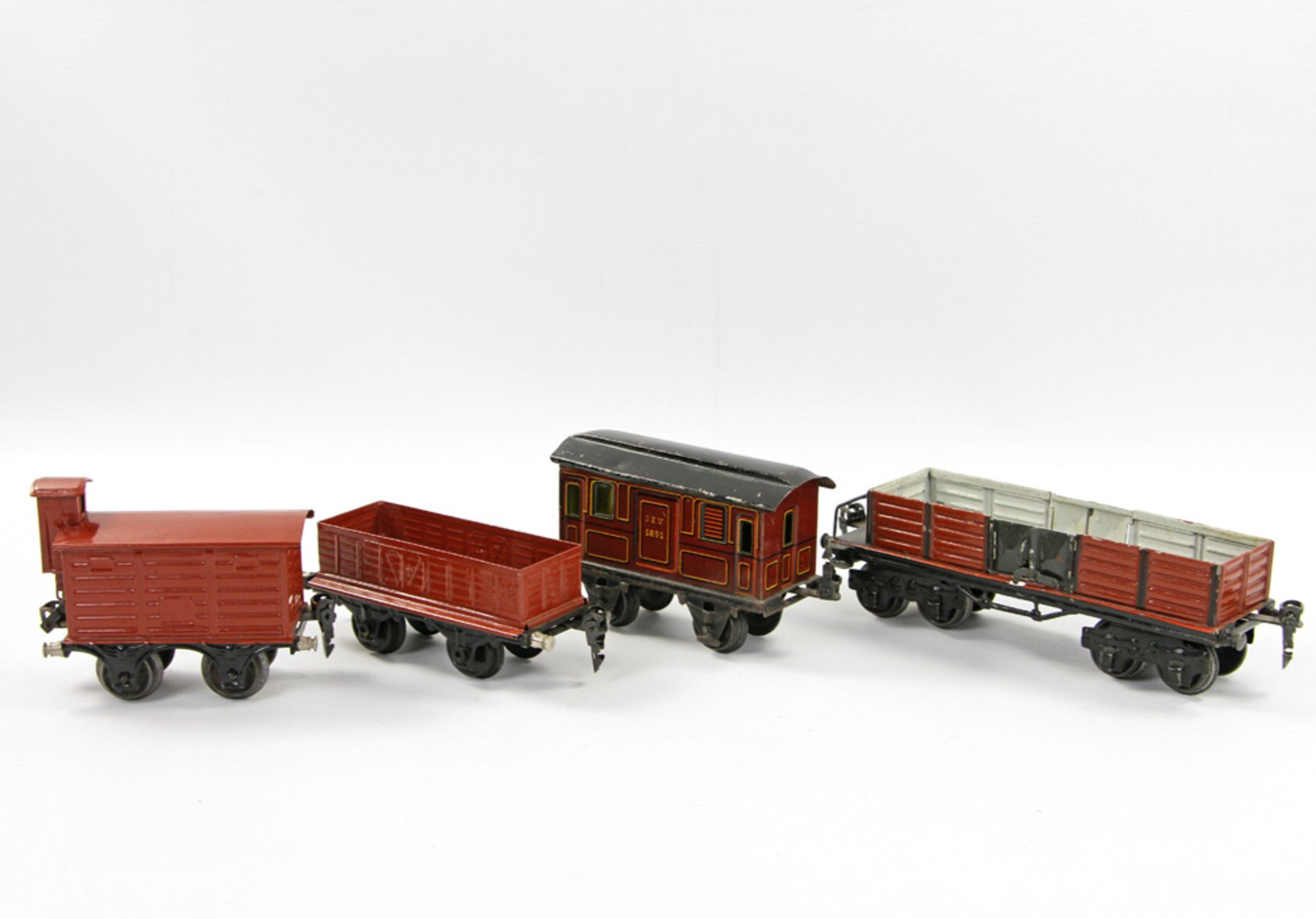 MÄRKLIN vier Wagons, Spur 0, zwei Hochbordwagen, Güterwagen mit Schiebetür und Bremserhäuschen,