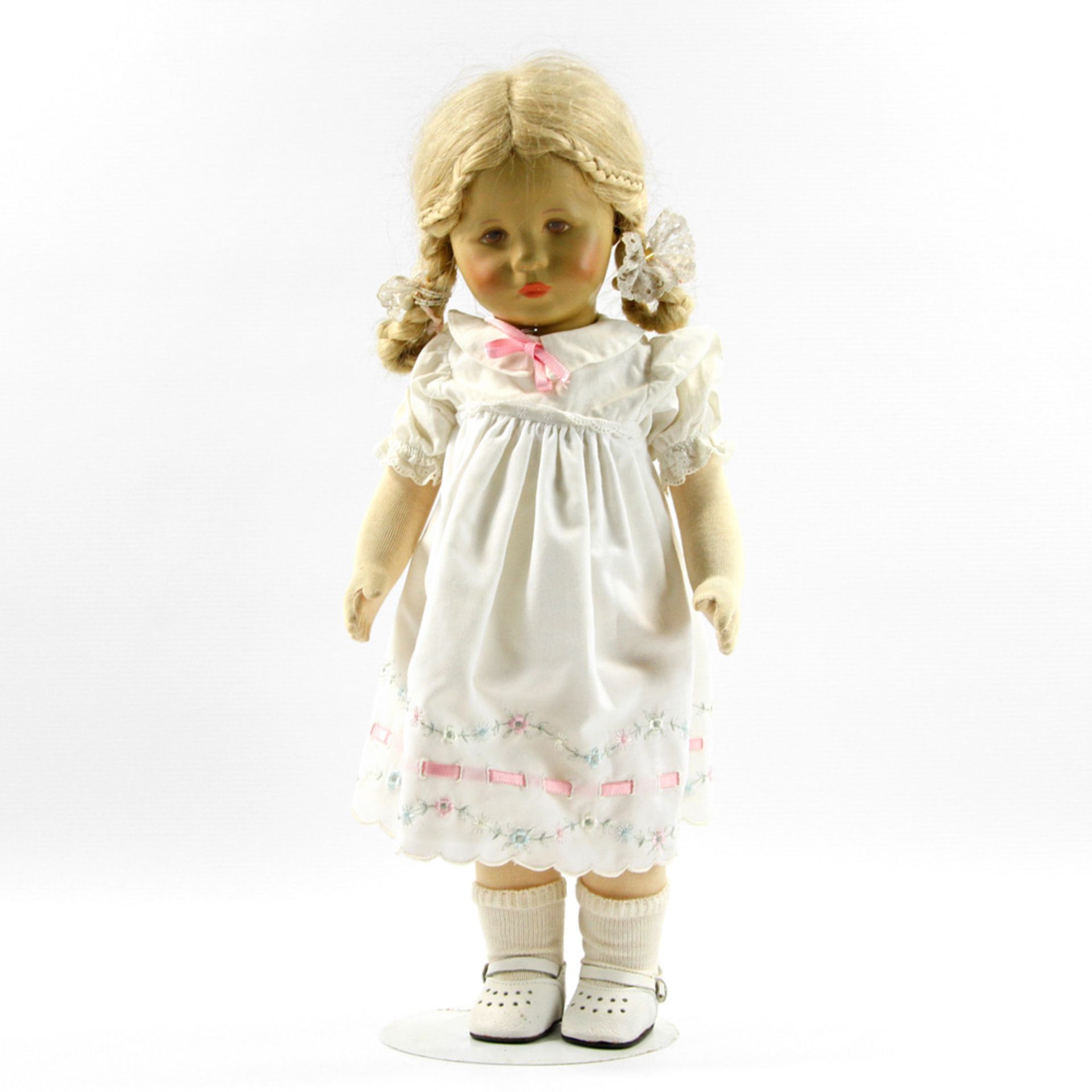 KÄTHE KRUSE Puppe, gestempelt 1988, gemaltes Gesicht mit braunen Augen. Stoffkörper, blonde Perücke.