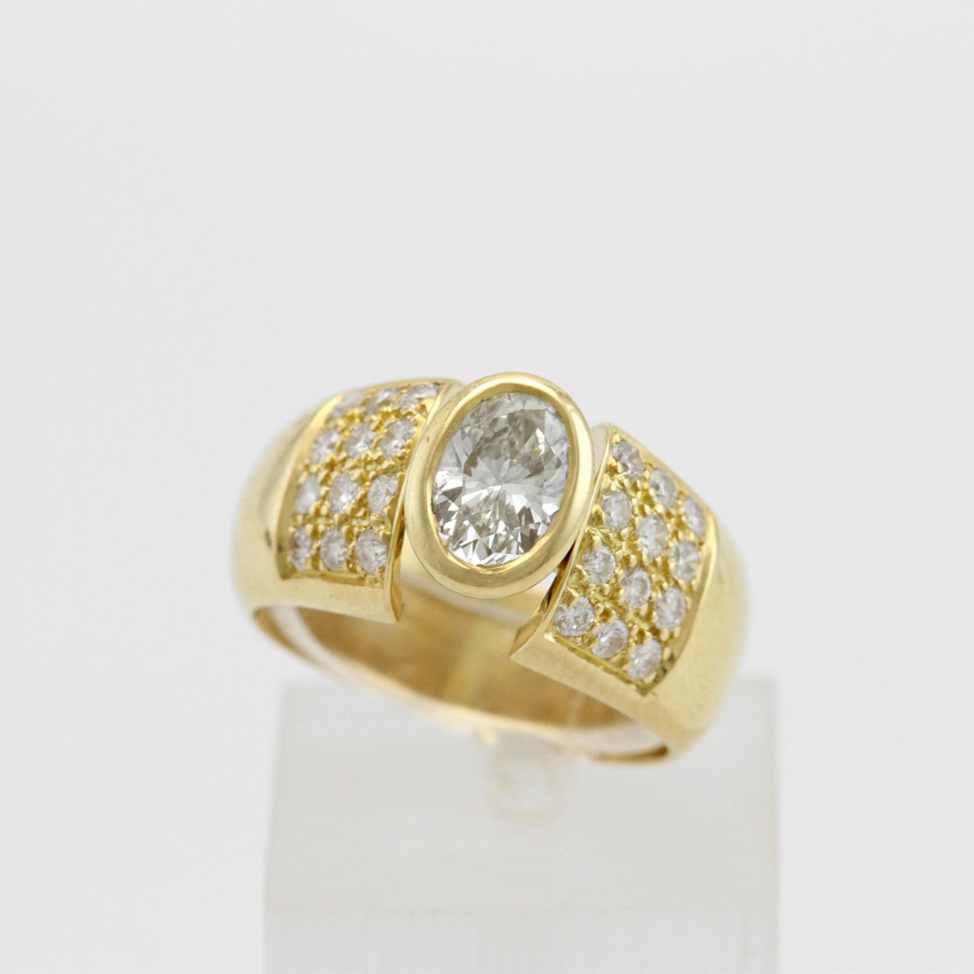 Damenring GG 18 K besetzt mit Brillanten, Mittelstein oval ca. 0,49 ct und 24 Brill. zus. ca. 0,90