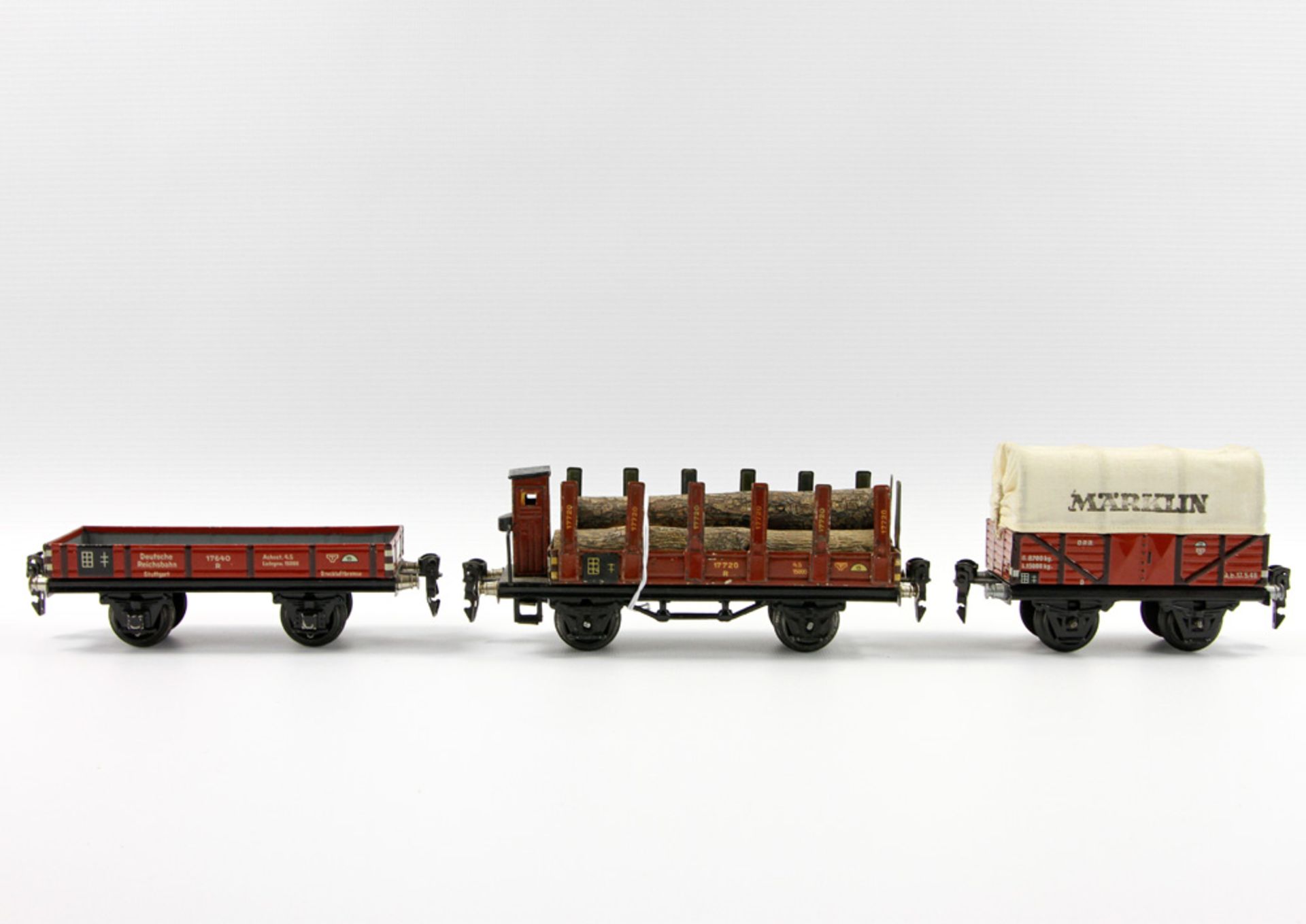 MÄRKLIN Konvolut von drei Wagen, Spur 0, Niederbordwagen bez. 17640 R; Planenwagen und Rungenwagen