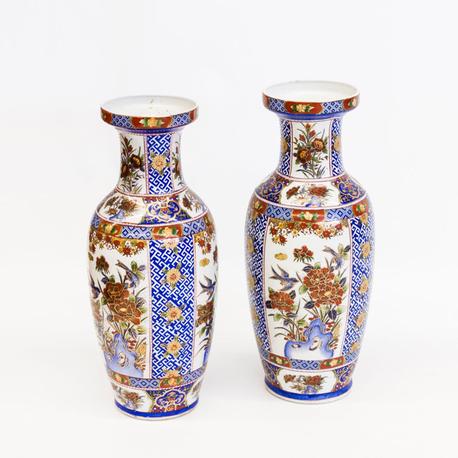 Paar dekorative Bodenvasen, 20. Jh. im chinesischen Stil, handbemalt und goldverziert, H 62 cm