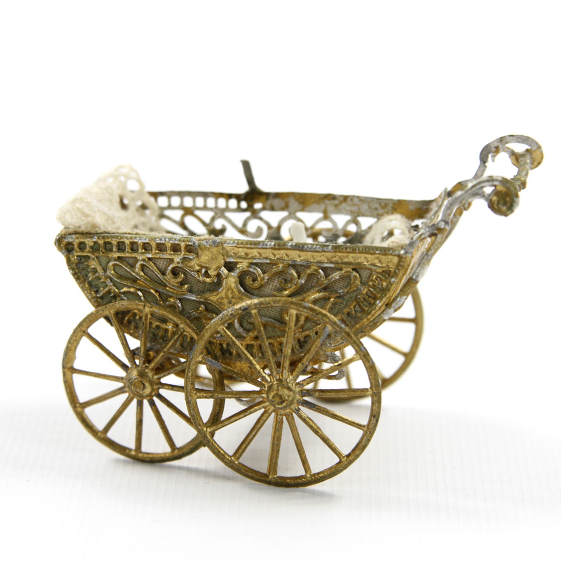 Kleiner Blech-Kinderwagen mit Badepuppe, Durchbruchdekor, Speichenräder, besch., L. ca. 7 cm