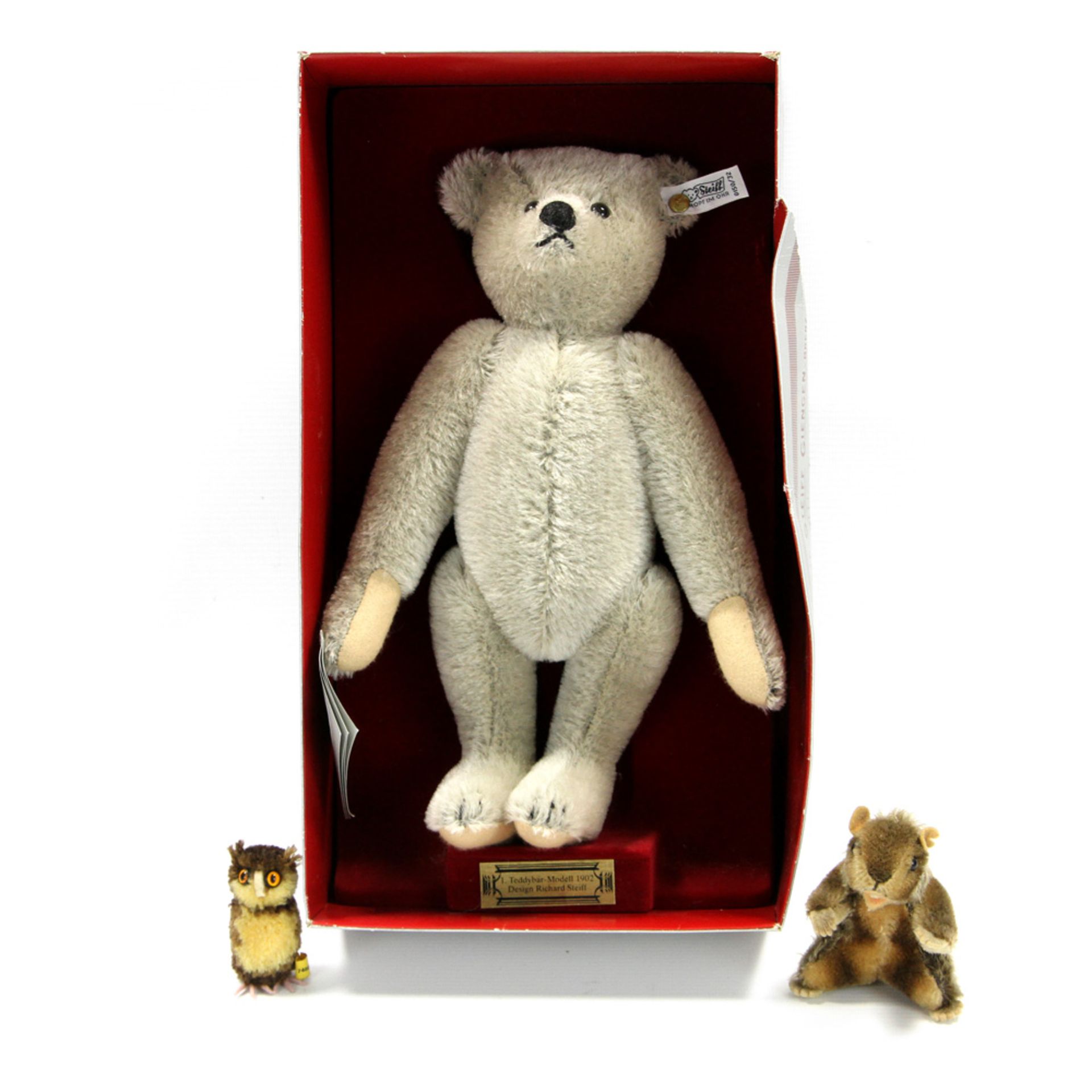 STEIFF 1. Teddybär-Modell 1902, Design Richard Steiff, Replika, Knopf im Ohr, Fahne und Plakette. Im