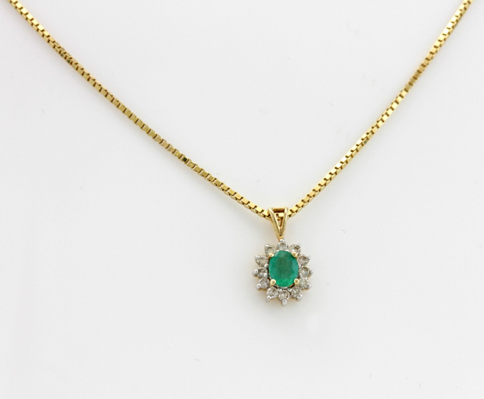 Collier GG 14 K mit Anhänger besetzt mit 1 Smaragd oval fac. und 12 Brill. zus. ca. 0,18 ct leicht