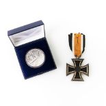 III. Reich - Eisernes Kreuz 2. Klasse 1939, Band. Dazu: Moderne Gedenkmedaille Feinsilber,