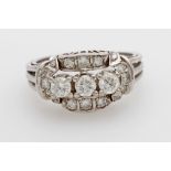 Damenring besetzt mit 11 Brillanten / 8 Achtkant Dia. WG 14K, Brill/ Dia. zus. ca. 1,1ct, feines