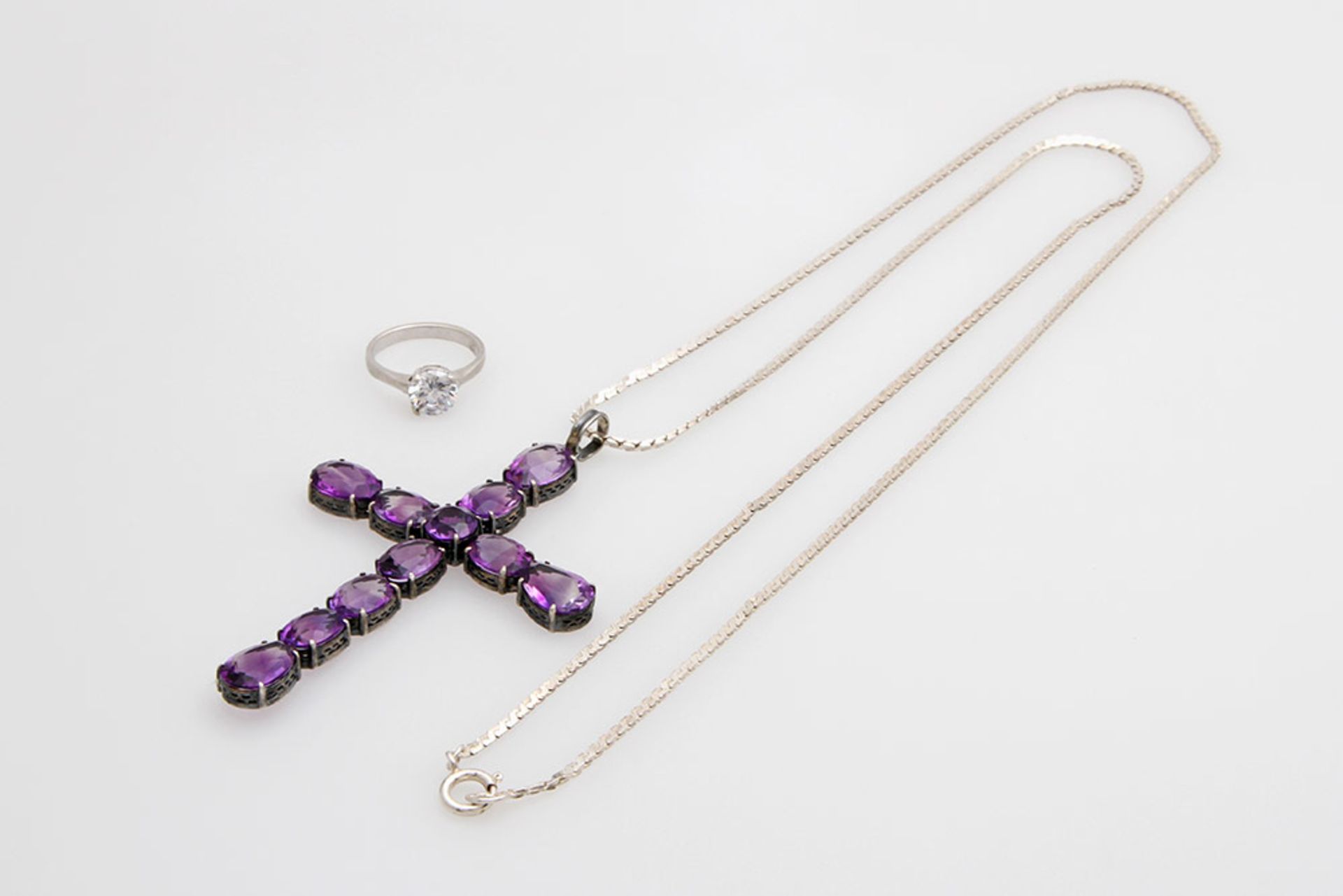 Konvolut, Schmuck, 3- tlg: 1 Kreuzanhänger aus fac. Amethyste, Silber, 1 Kette Silber, Länge ca.