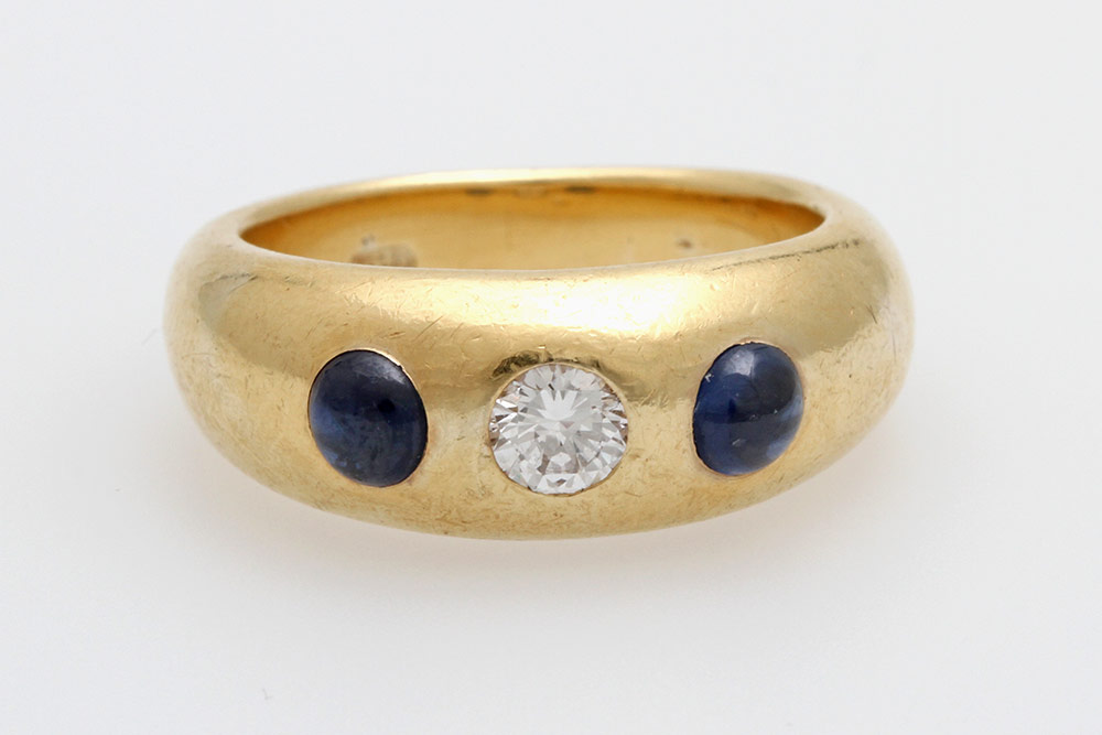 Bandring mit einem Brill. ca. 0,25ct, FW-W/ VS-SI, u. zwei feinen Saphircabochons (leichte