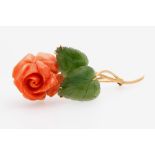 Brosche "Rose", Blüte aus  Koralle, Blätter aus Nephrit. GG 18 K. * Leg. 750/000 * Gew. 16,3 g