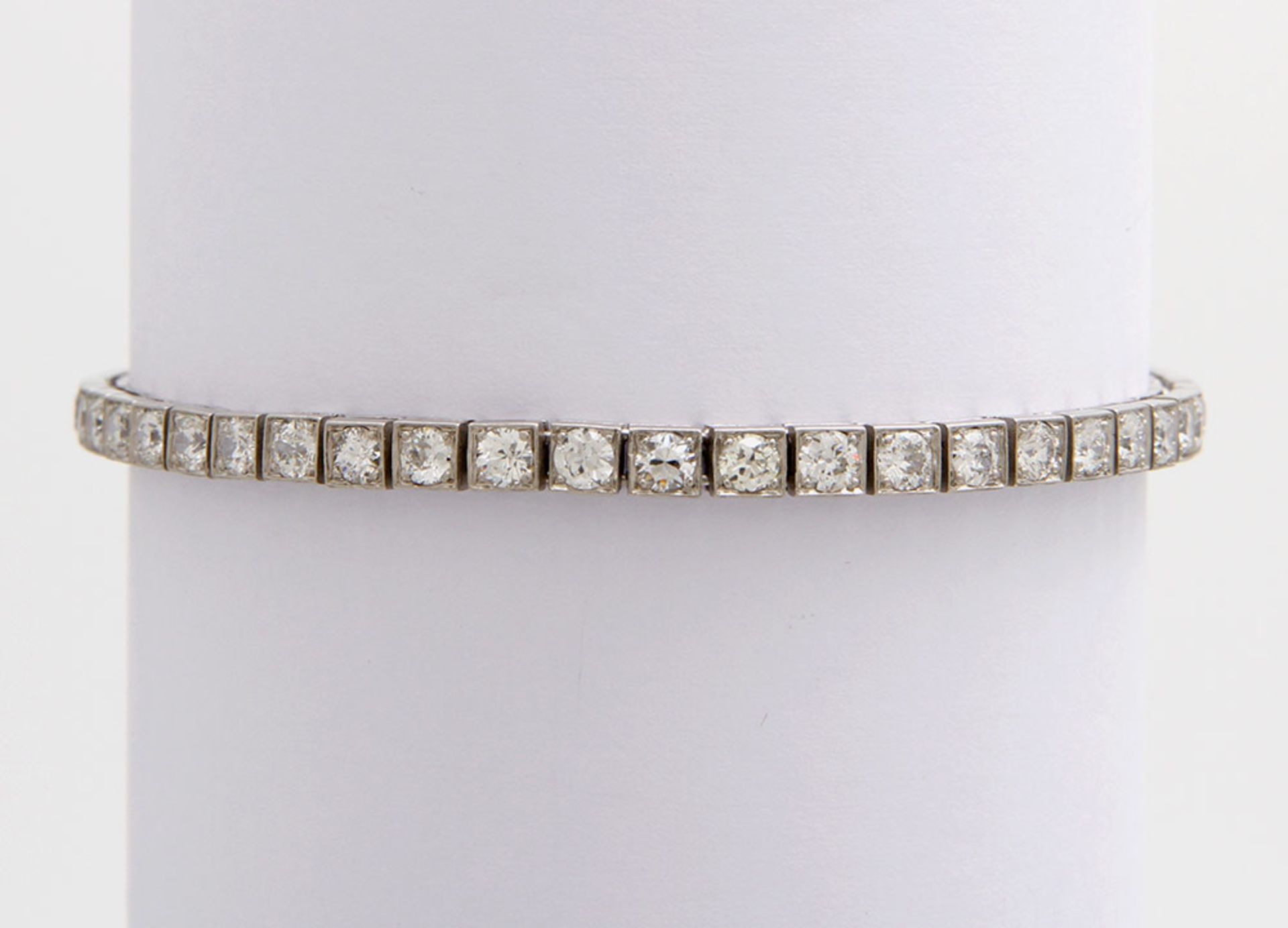 Riviere-Armband, bes. mit inges. 48 Altschliff-Diamanten, zus. ca. 1,68cts WEISS-LEICHT GET. WEISS/