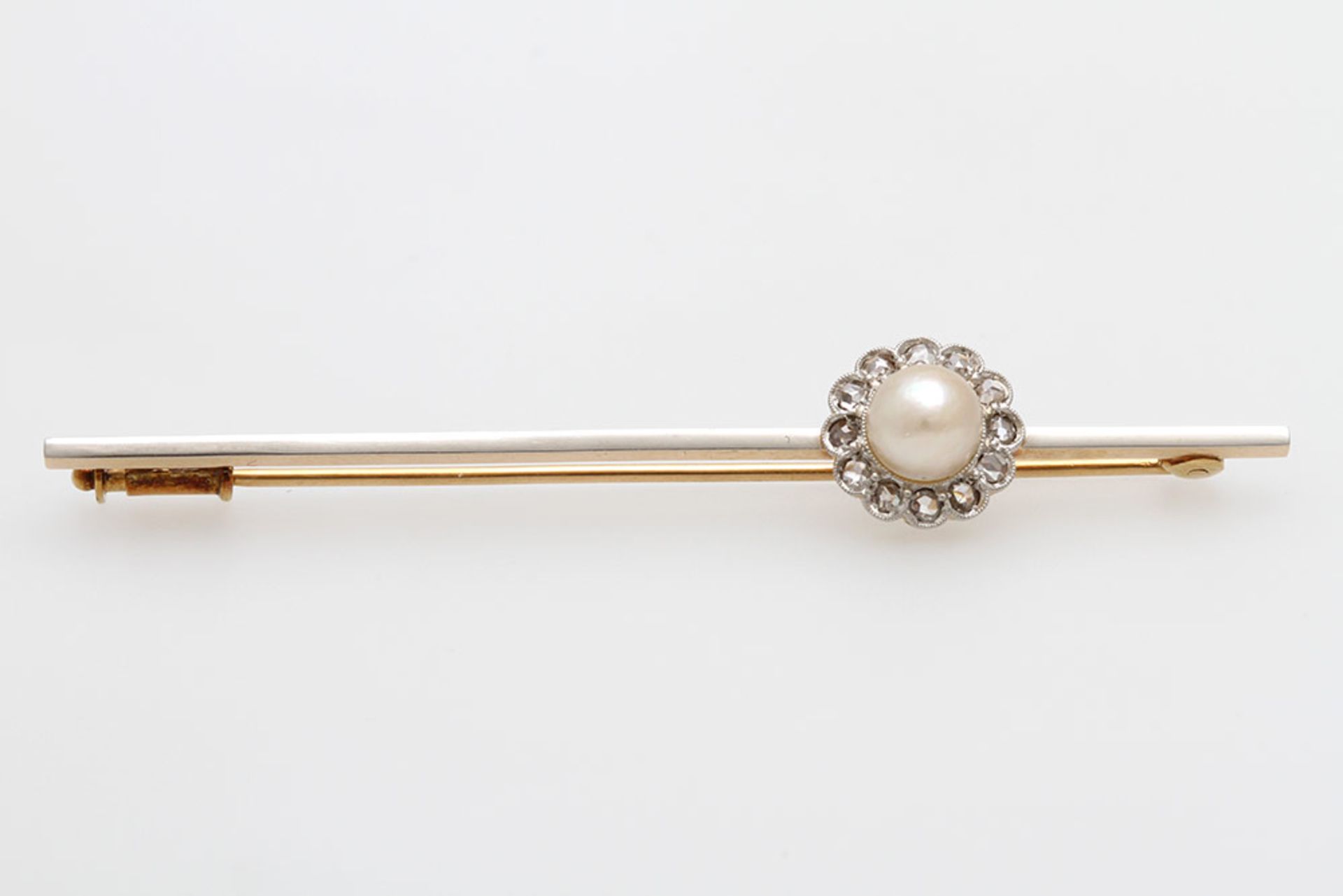 Stabbrosche besetzt mit einer Perle (wohl Naturperle) umrahmt von zwölf Diamant- Rosen zus. ca. 0,10