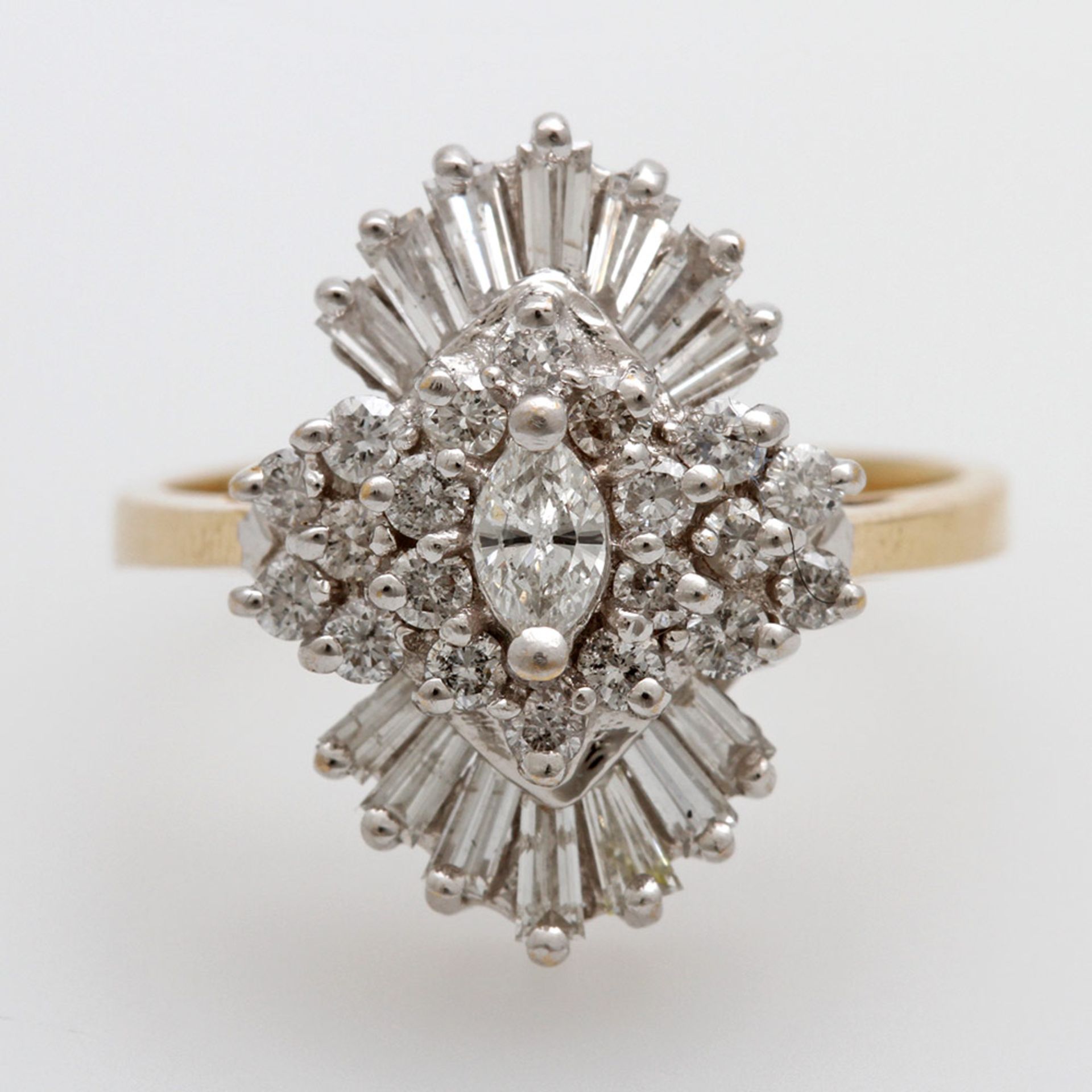 Damenring, bes. mit Diamanten in versch. Schlifformen, zus. ca. 1,0cts WEISS-LEICHT GET. WEISS/SI-