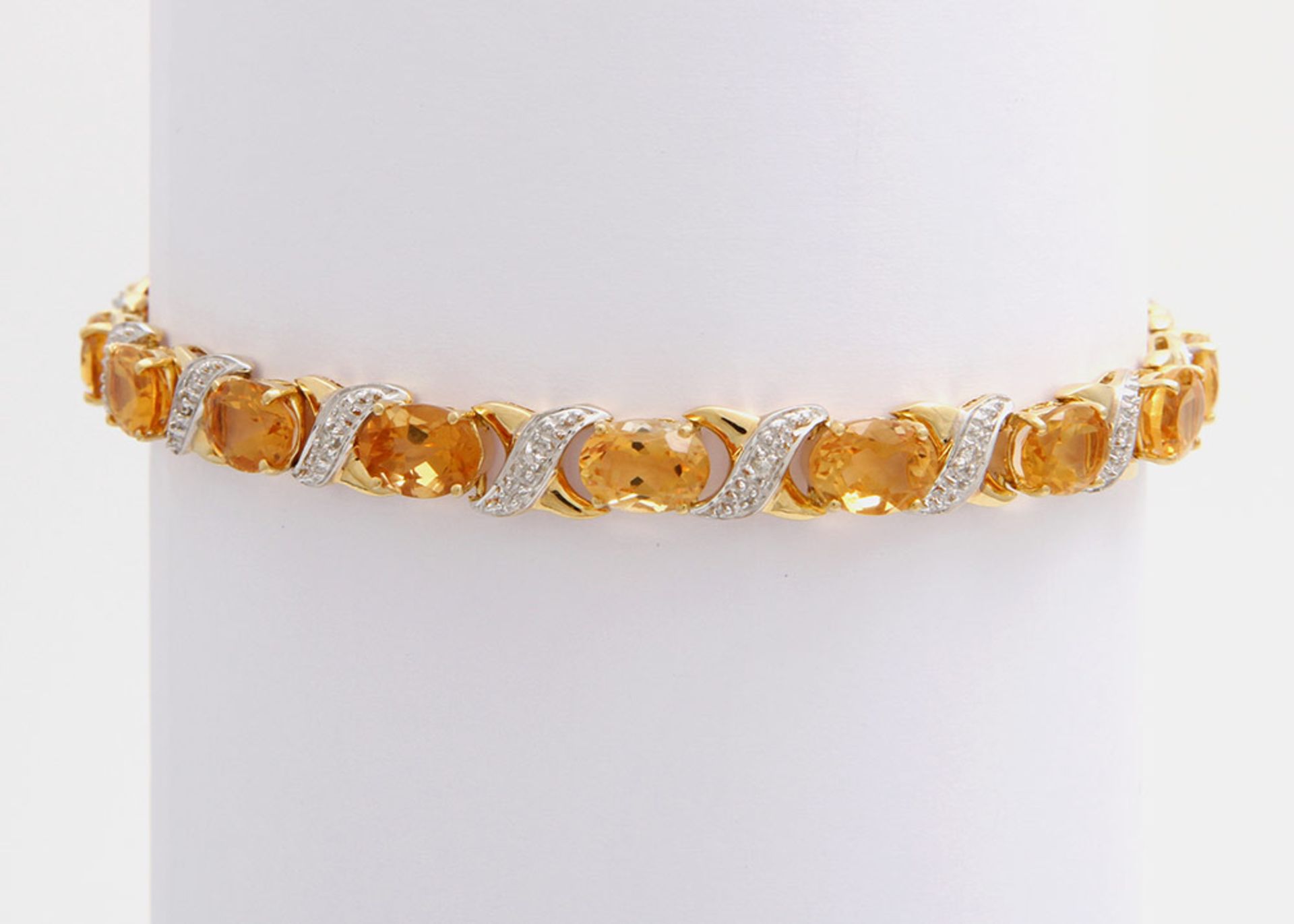 Armband besetzt mit 16 ovalfac. Citrine sowie 17 Achtkant- Diamanten zus. ca. 0,1 ct. GG 18 K. Länge