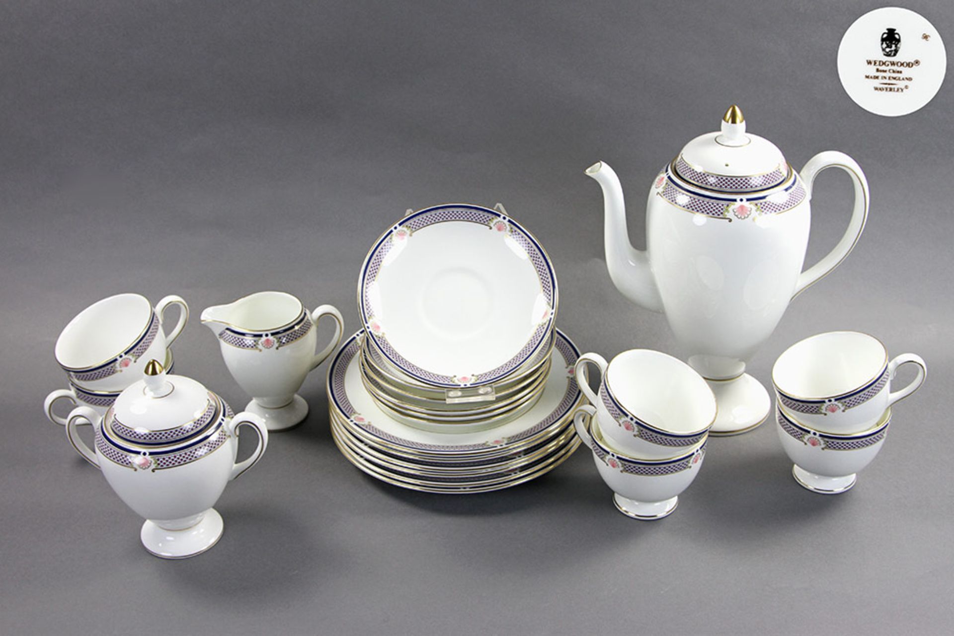 WEDGWOOD Kaffeeservice für 6 Personen, 20. Jh. Bestehend aus Kaffeekanne, Milchkännchen,