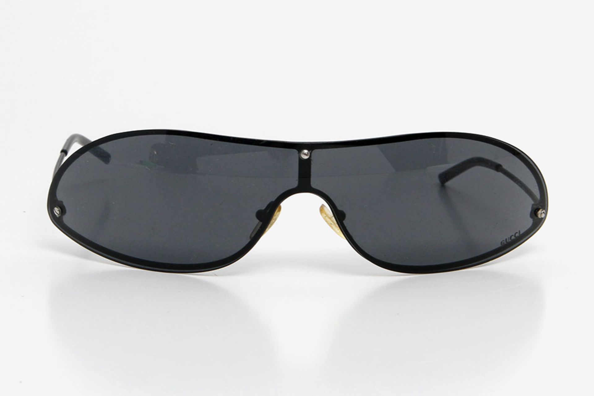 GUCCI modische Sonnenbrille. NP. ca. 220,-. Scheibenbille im futuristischem Design mit schmaler