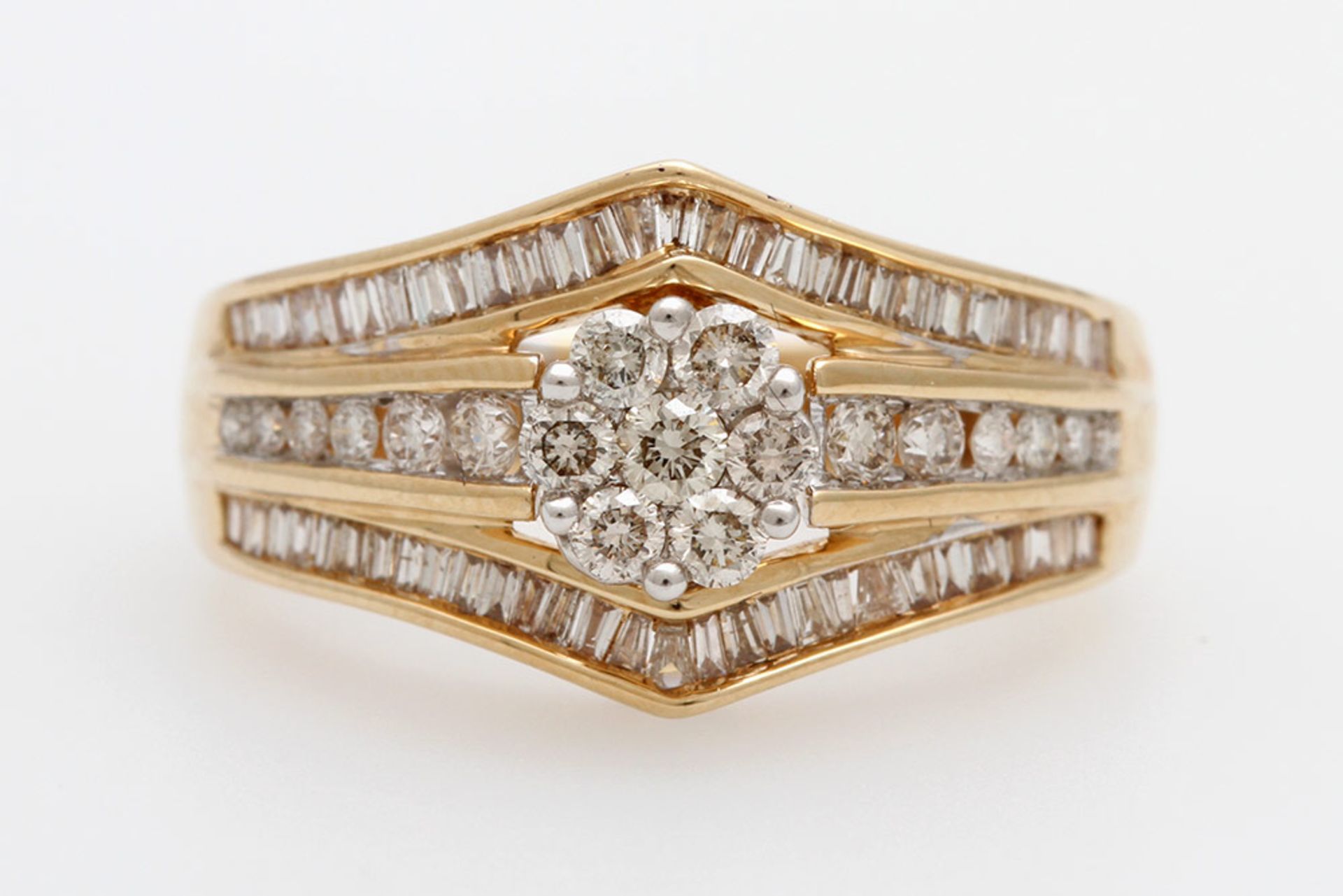 Damenring besetzt mit Diamanten (Trapez, Carrée, Baguette u. Brillanten) zus. ca. 1ct., Leicht