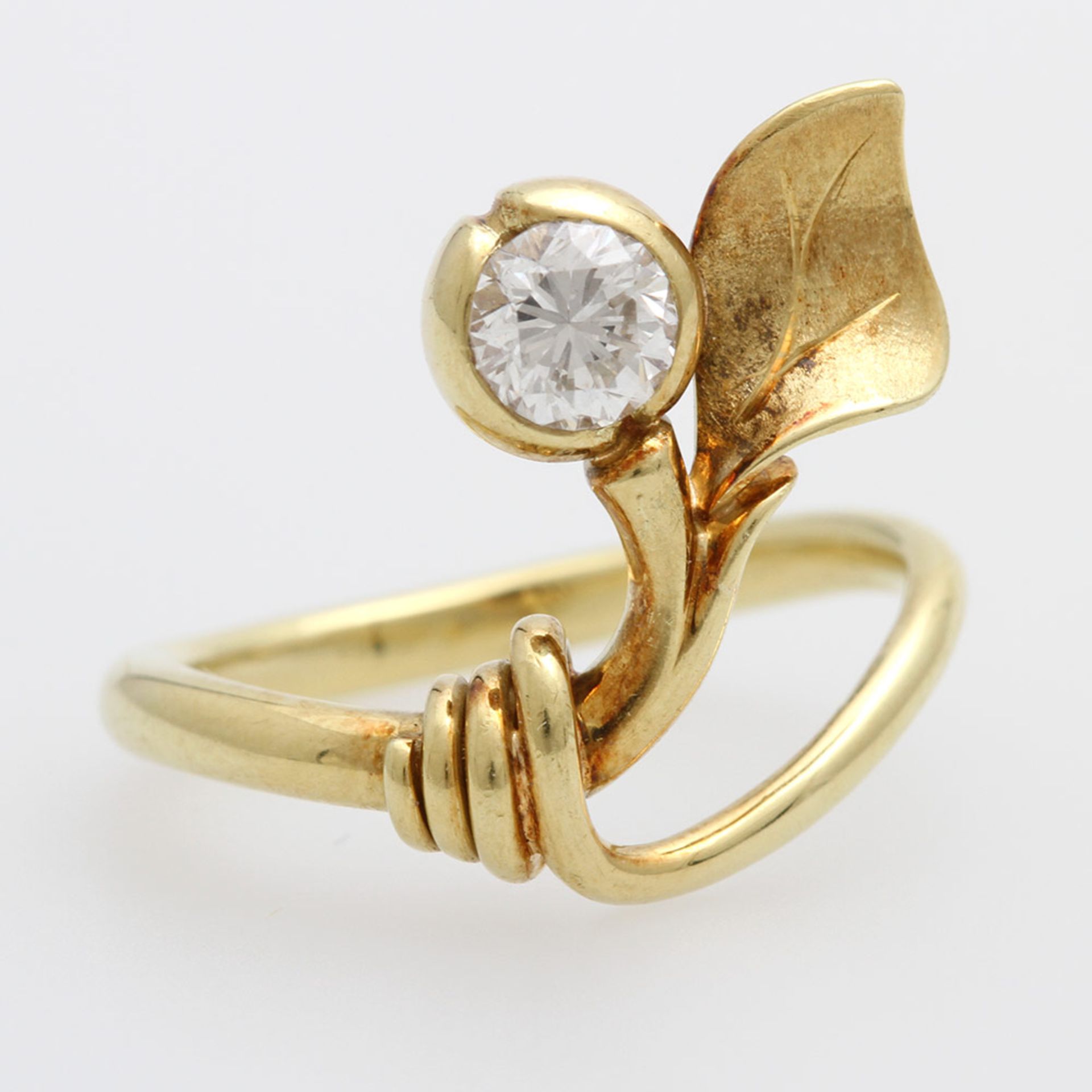 Ring stilisiertes Blatt mit Knospe, ein Diamant ca. 0,45ct., Feines Weiß/ VS. GG 18K, W: 53,