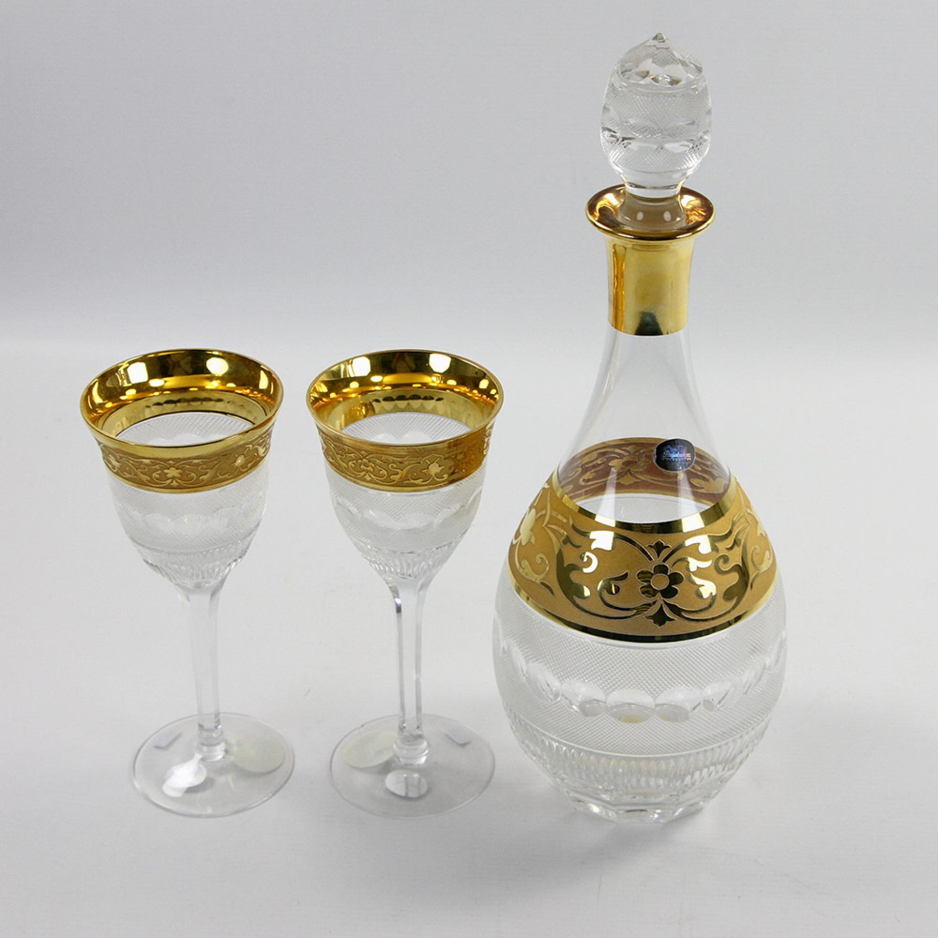 PASABAHCE Stöpselkaraffe mit zwei Gläsern, 20. Jh. Farbloses Glas mit Schliff- und reliefiertem
