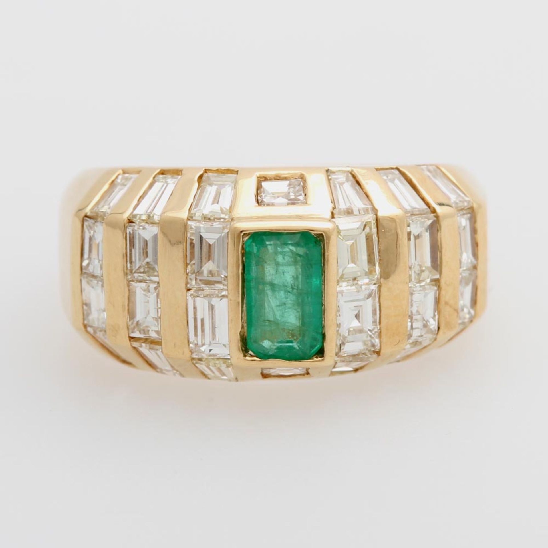 Damenring besetzt mit einem Smaragd (Rißchen) sowie Diamanten zus. ca. 1,7ct, Weiß/ VS-SI. GG 18K.