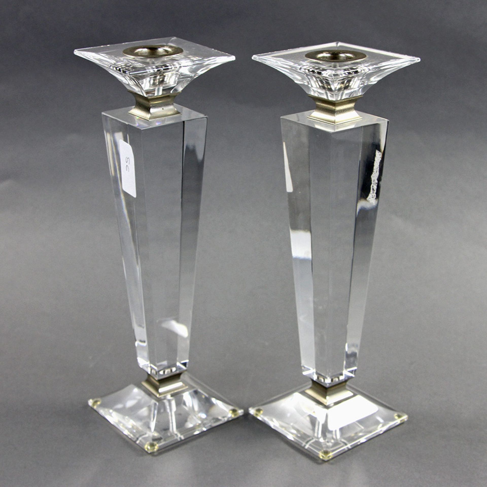 Paar Kerzenhalter, Plexiglas/ Metall, 20. Jh. H. ca. 26 cm, besch., Alters- und Gebrauchsspuren.