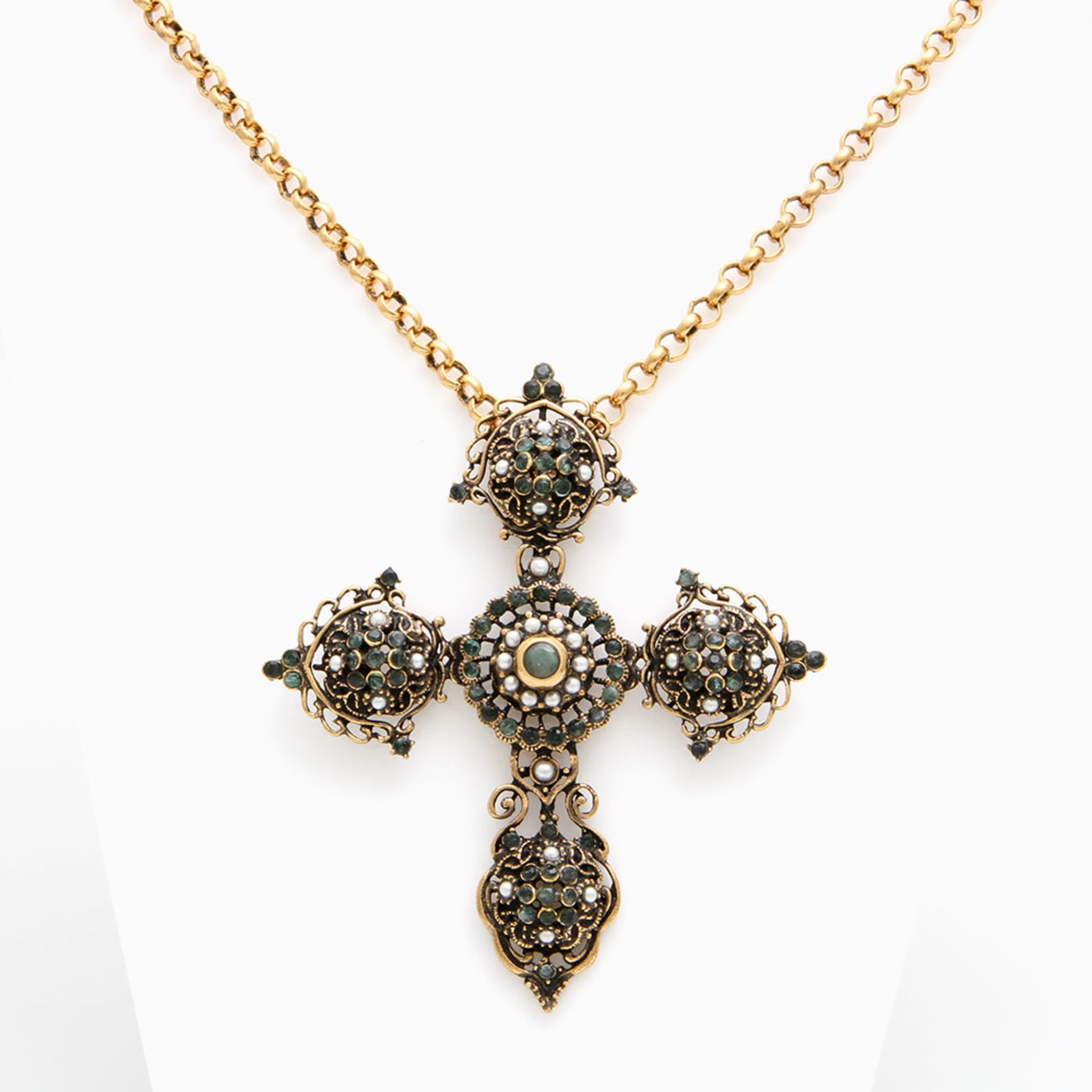 Auffälliges Kreuz mit Kette, Modeschmuck. Kreuz besetzt mit Imitationsperlen und grünen Steinen.