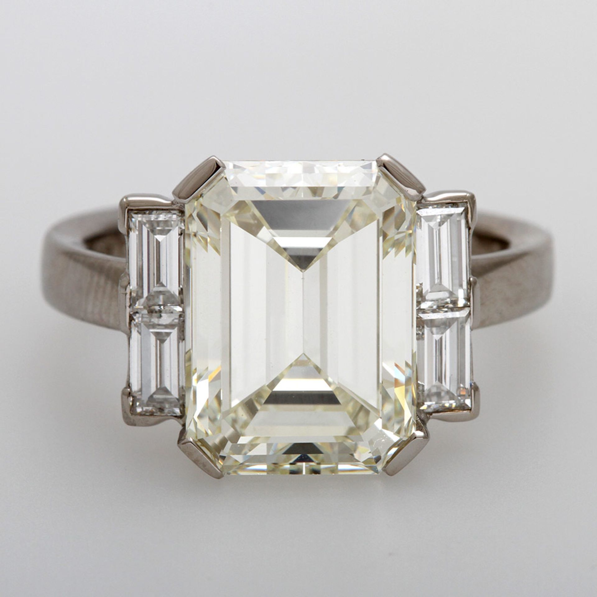 JACOBI Ring mit einem Mittelstein: Diamant im Smaragdschliff 6,48ct., GETÖNT (N)/ VVS mit GIA