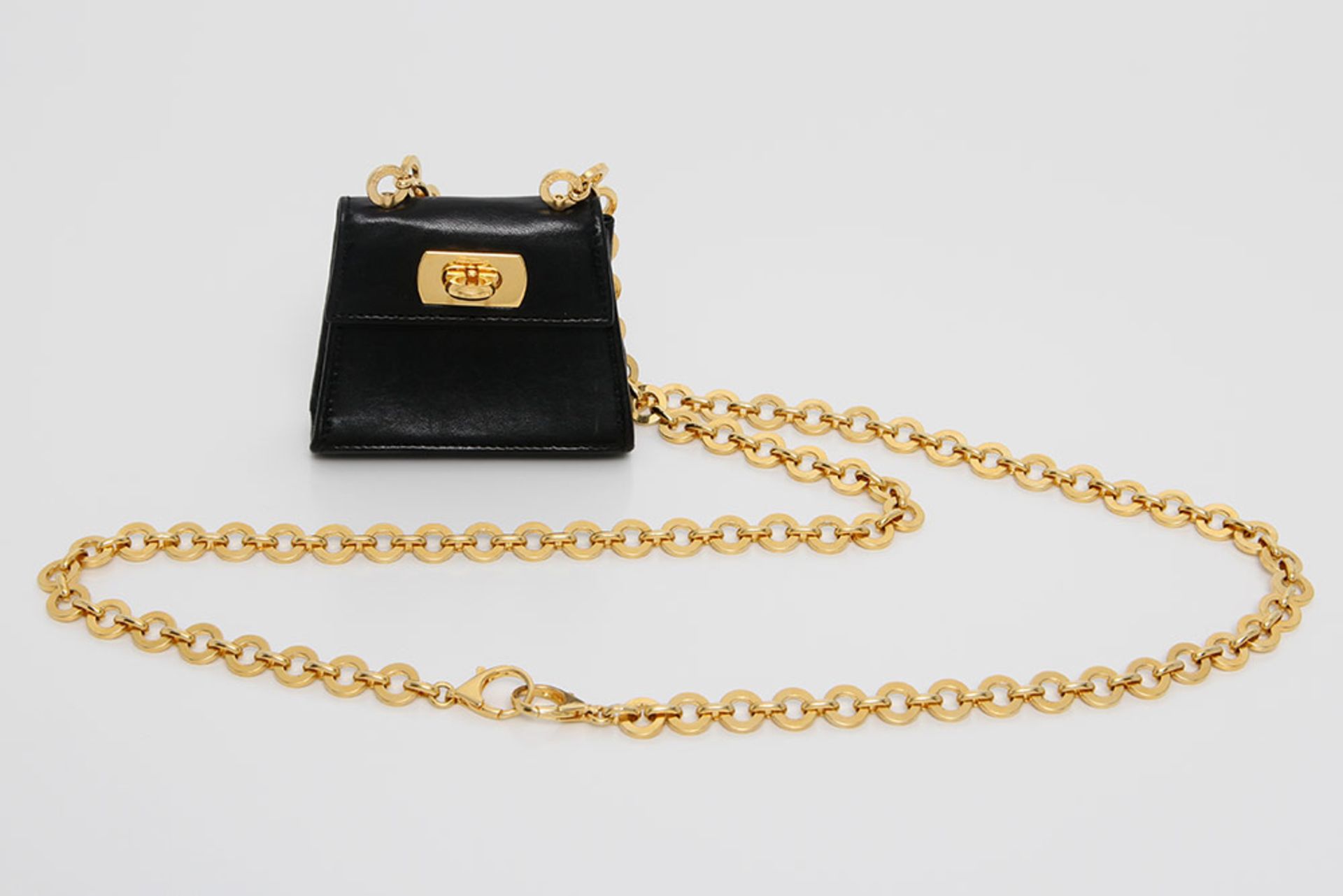 FERRAGAMO entzückende Mini-Crossbodybag. Begehrte FERRAGAMO-Bag in Miniatur an wertigem goldfarb.