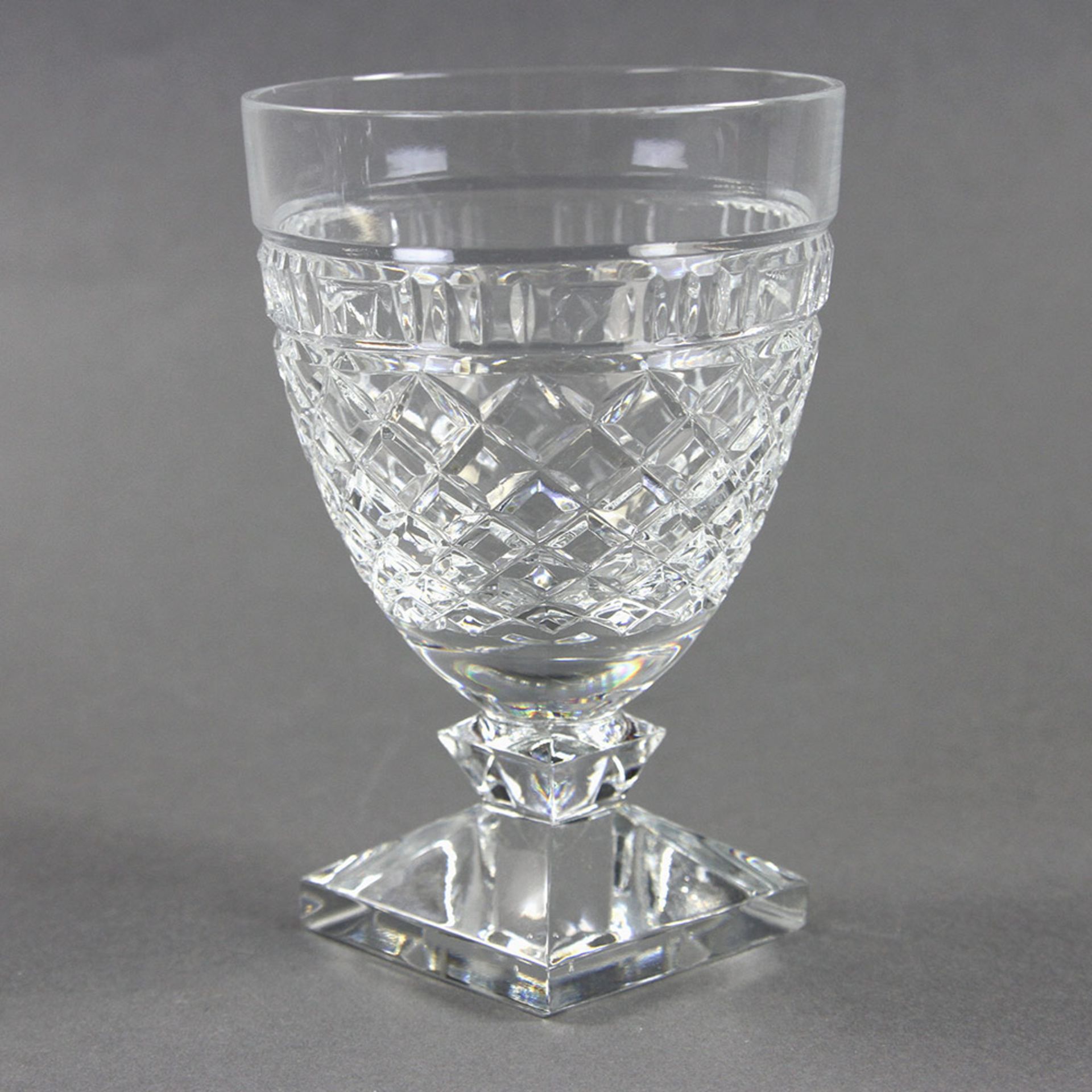 8 Weingläser, 20. Jh. Farbloses Glas mit Schliffdekor in Waffeloptik. H. ca. 13,4 cm, Chips, besch.,