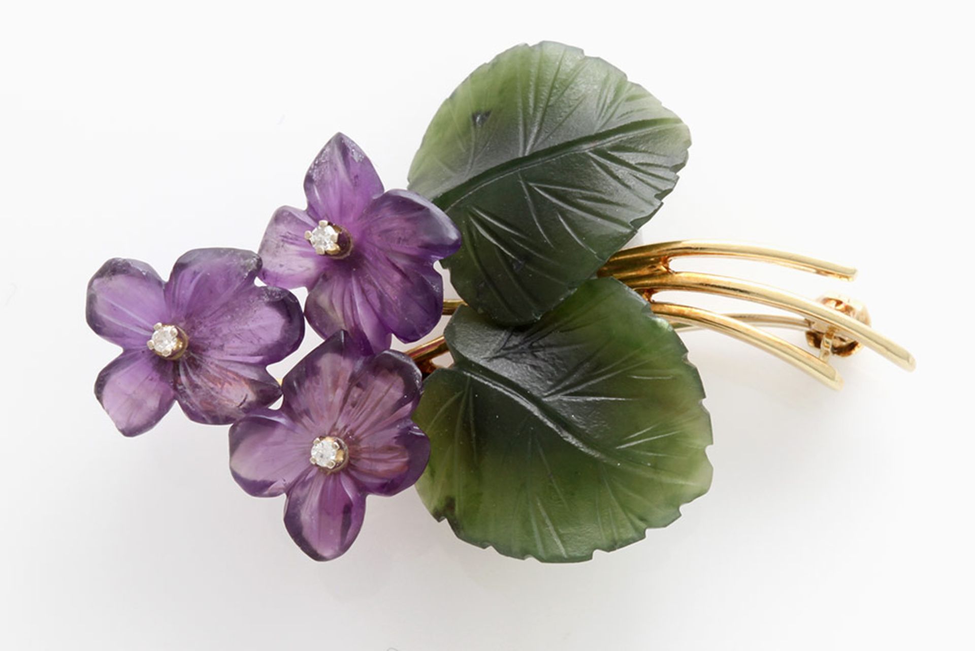 Brosche in Form eines Veilchen-Straußes mit Blüten aus Amethyst bes. m. weißen Steinen u. Blättern