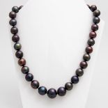 Collier aus Süßwasser-Zuchtperlen, leicht bläulich bis violett gefärbt, im Verlauf (ca. 11-15mm).