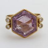 Damenring besetzt mit einem hellen Amethyst sowie vier Diam.- Brillanten zus. ca. 0,10 ct. GG 14