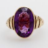 Damenring besetzt mit 1 ovalfac. Amethyst (ca. 15 x 10mm). GG 14K. W: ca. 55. Leichte Tragespuren. *