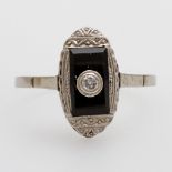 ART DECO Damenring, Onyxplatte mit eingesetztem Altschliff- Diamant ca. 0,05 ct, seitliche