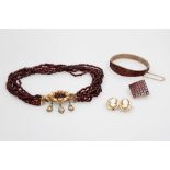 Konvolut Antik-/ Granatschmuck, 4tlg.: 1 Collier, 1 Armreif u. 1 Brosche bes. m. fac. Granaten sowie