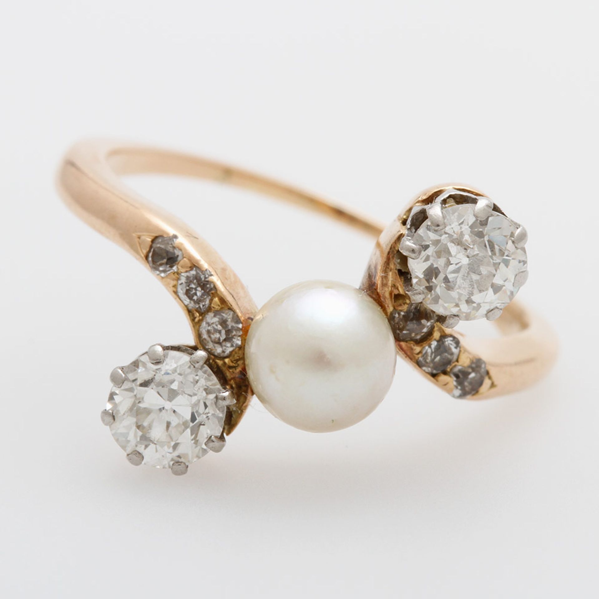 Damenring, antik, bes. mit einer Perle sowie zwei Altschliff-Diamanten, zus. ca. 0,90ct LEICHT