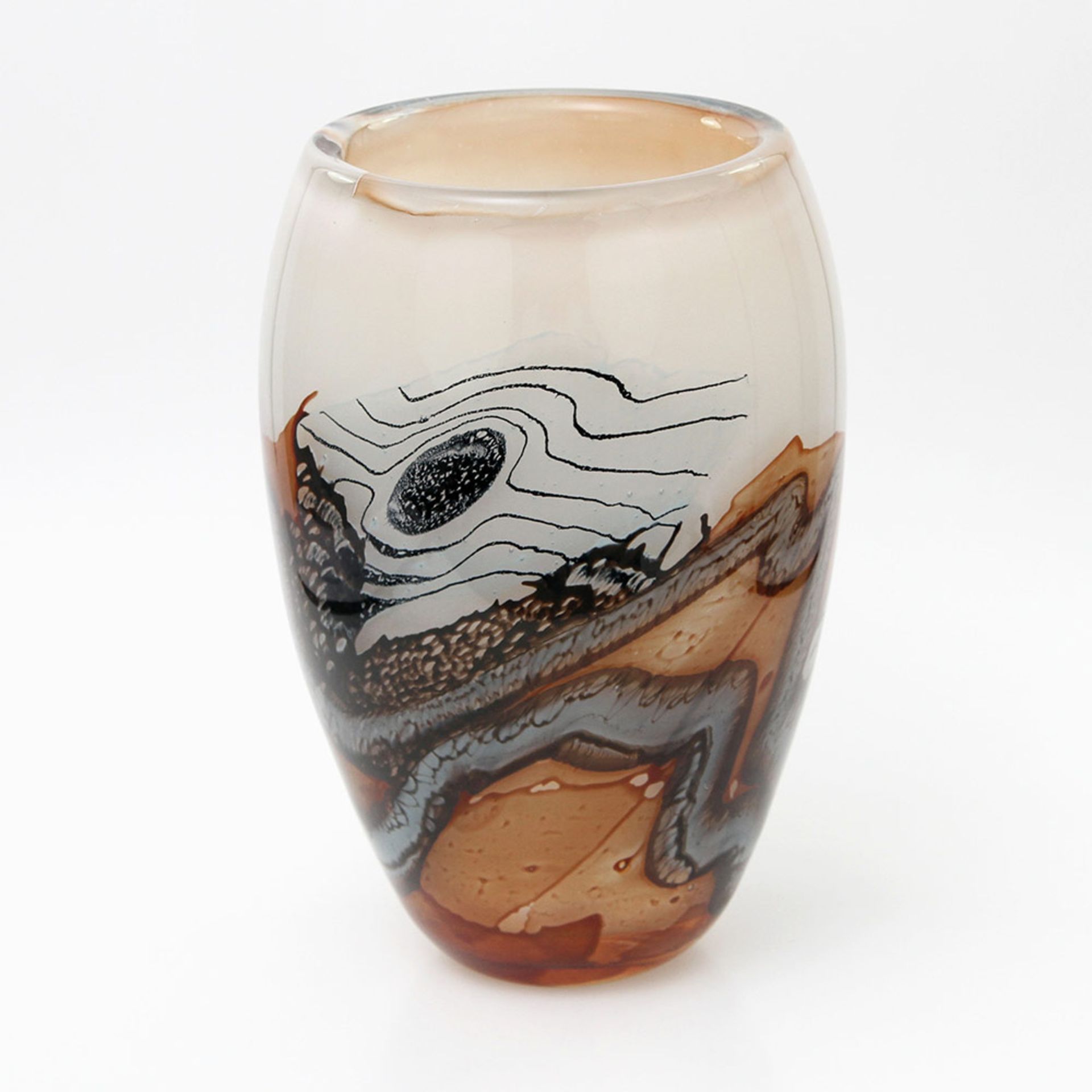 Schöne Künstlervase, Glas, dat. 1986. Beige-braun-schwarze Farbgebung mit schwerem Überfang aus