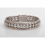 Armband, bes. mit 30 Diam.-Brillanten zus. ca. 5,4cts W/vvsi-vsi. WG 18K. Feinste Juwelierqualität