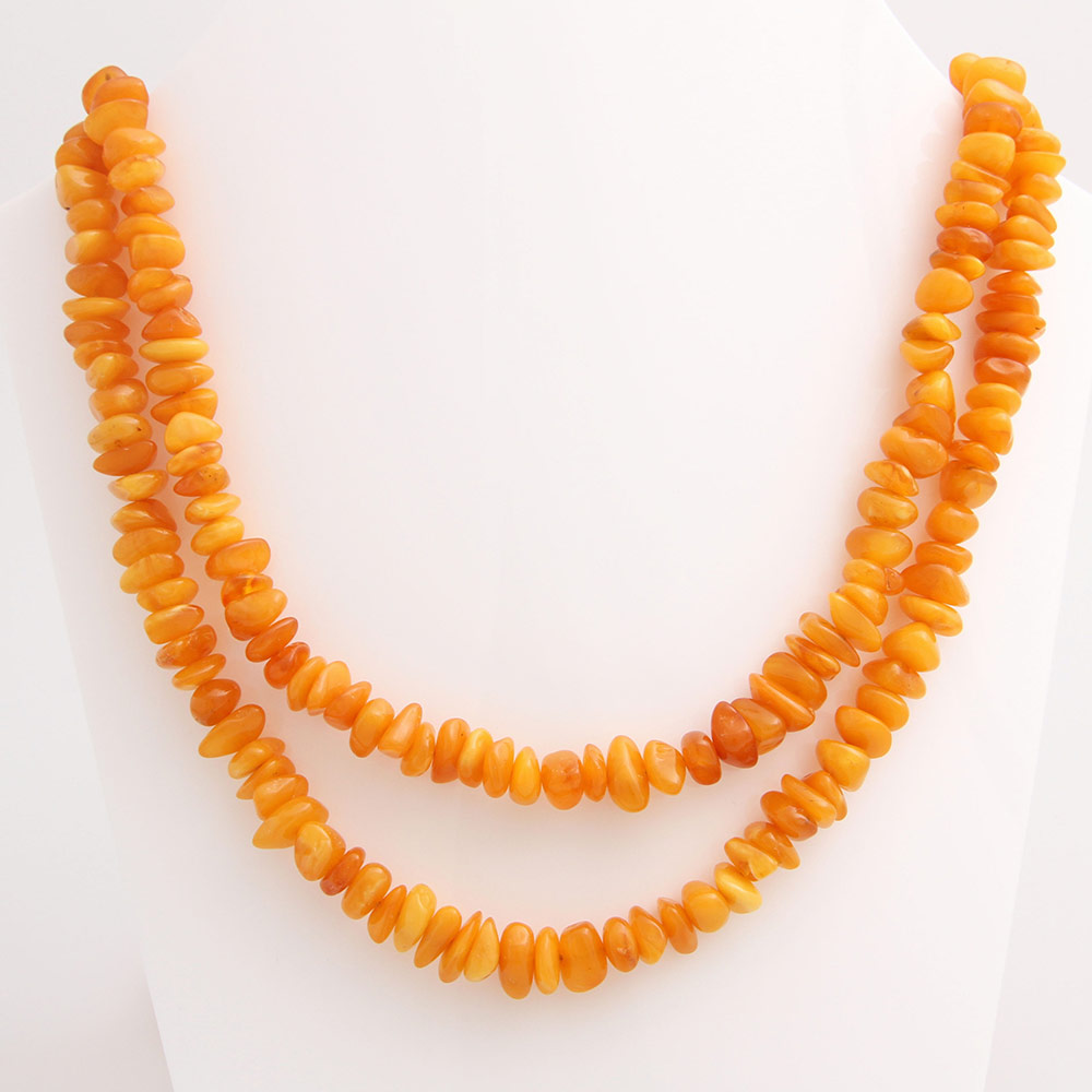 Halskette Bernstein, zweireihig, Karamelfarbe hell/ dunkel, mugglig geschliffen. Länge ca. 70 cm,