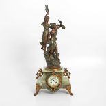 FRANKREICH Figuren-Pendule, wohl um 1840/50 Gehäuse auf 4 Füßen, u.a. mit Onyx-Marmor verkleidet,