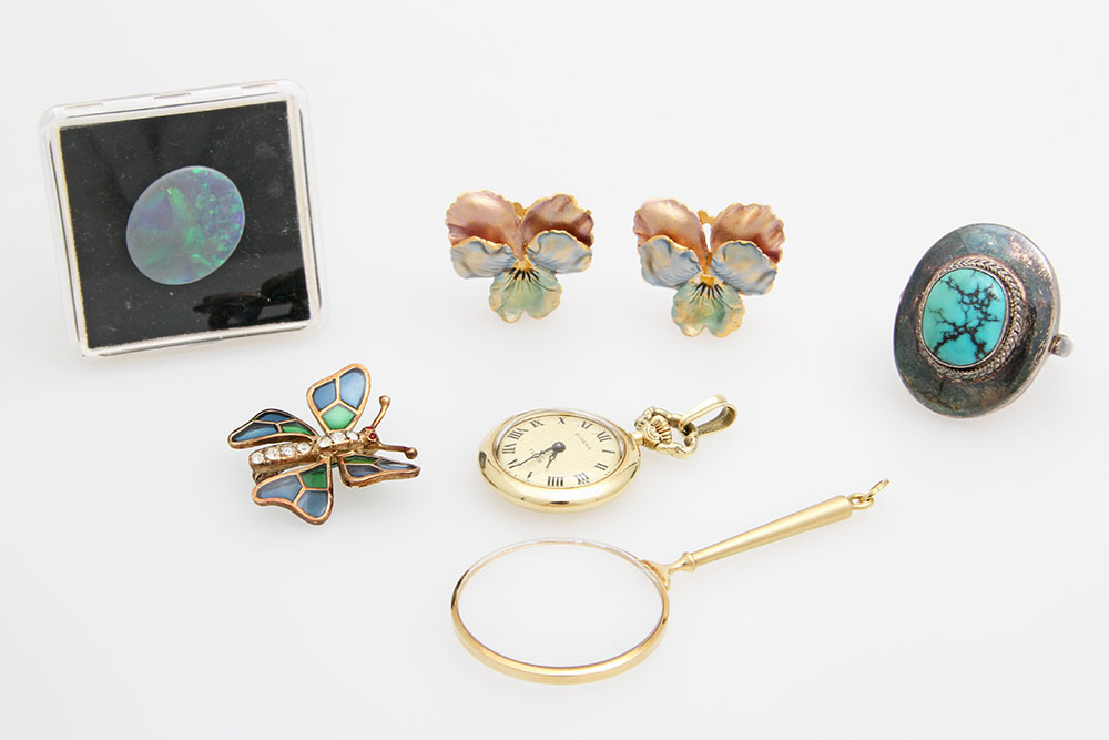 Konvolut: Modeschmuck, z.T. vergoldet, loser Opal, kleine Hängeuhr, Anhänger "Lupe", etc. Silber,